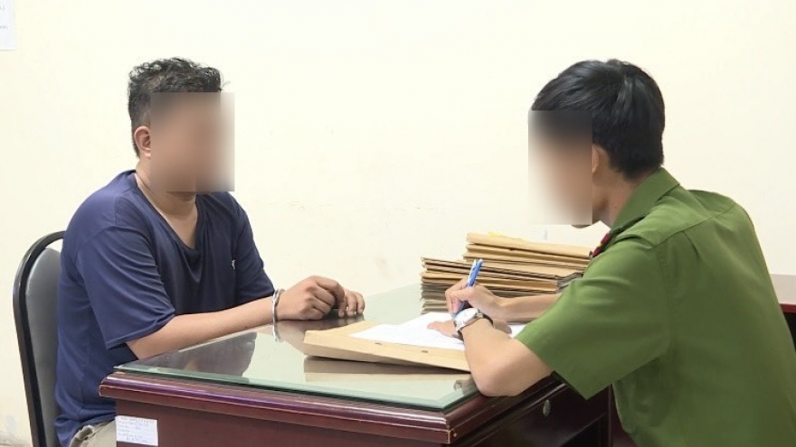 Bắt khẩn cấp 2 người đi xe máy chống đối cảnh sát giao thông